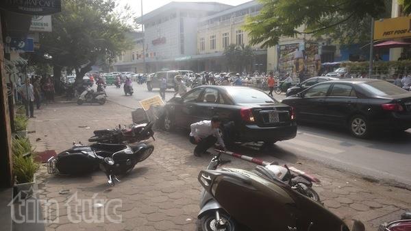 Ô tô mất lái lao vào 'chợ cóc' ảnh 1